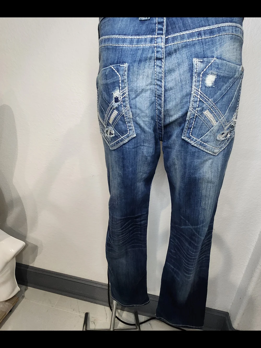 BUCKLE BLACK Men's Blue Washed Jeans - Classic Denim Style